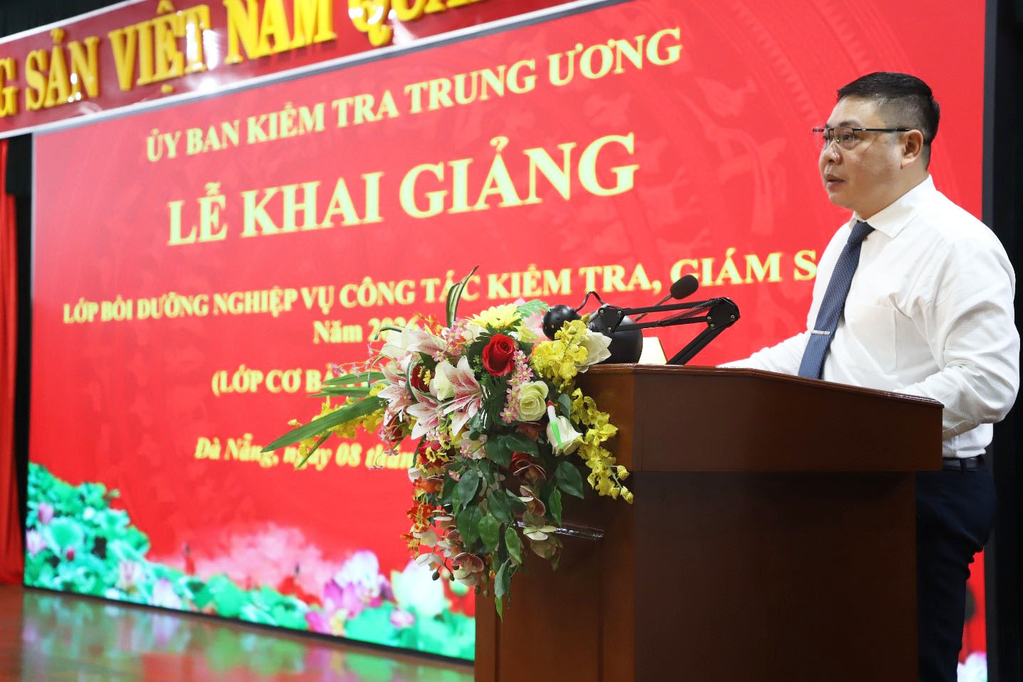 Đồng chí Nguyễn Văn Oanh - Ủy viên Ủy ban Kiểm tra Trung ương - phát biểu khai giảng lớp bồi dưỡng_Ảnh: Tấn Toàn