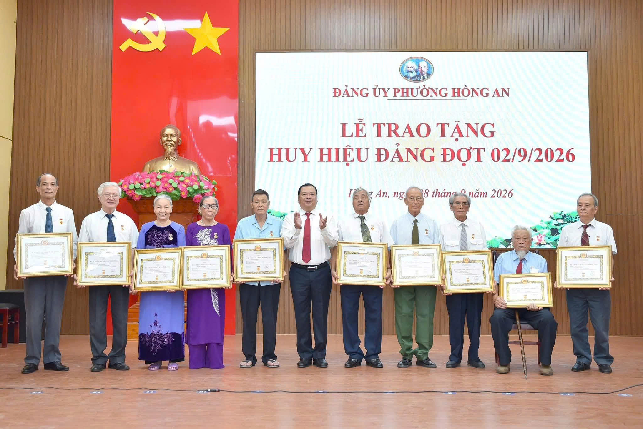 Đồng chí Đỗ Việt Hưng - Bí thư Đảng ủy, Chủ tịch Hội đồng nhân phường trao Huy hiệu Đảng đợt 2-9-2026 tặng các đồng chí đảng viên thuộc Đảng bộ phường.