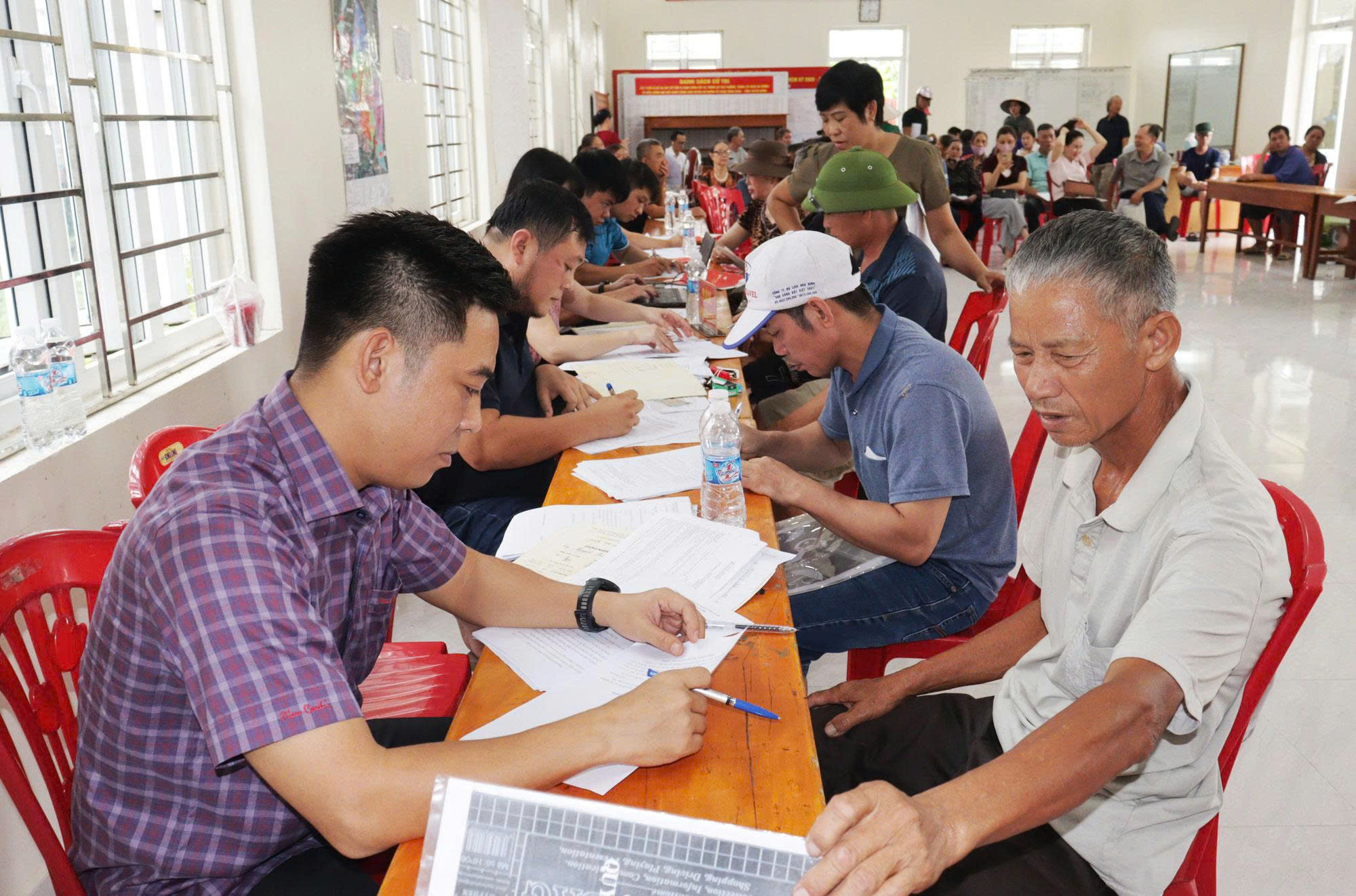UBND phường Hồng An tổ chức chi trả tiền bồi thường, hỗ trợ giải phóng mặt bằng cho các hộ dân bị ảnh hưởng bởi Dự án đầu tư xây dựng và kinh doanh kết cấu hạ tầng Khu công nghiệp Nomura - Hải Phòng (giai đoạn 2). 
