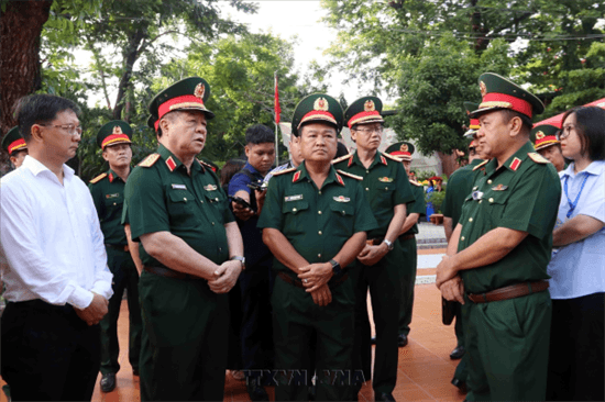 Thủ trưởng Bộ Tư lệnh Thành phố Hồ Chí Minh báo cáo Đại tướng Nguyễn Trọng Nghĩa về công tác tìm kiếm, quy tập hài cốt liệt sĩ tại công viên Lê Thị Riêng_ Ảnh: Xuân Khu/TTXVN