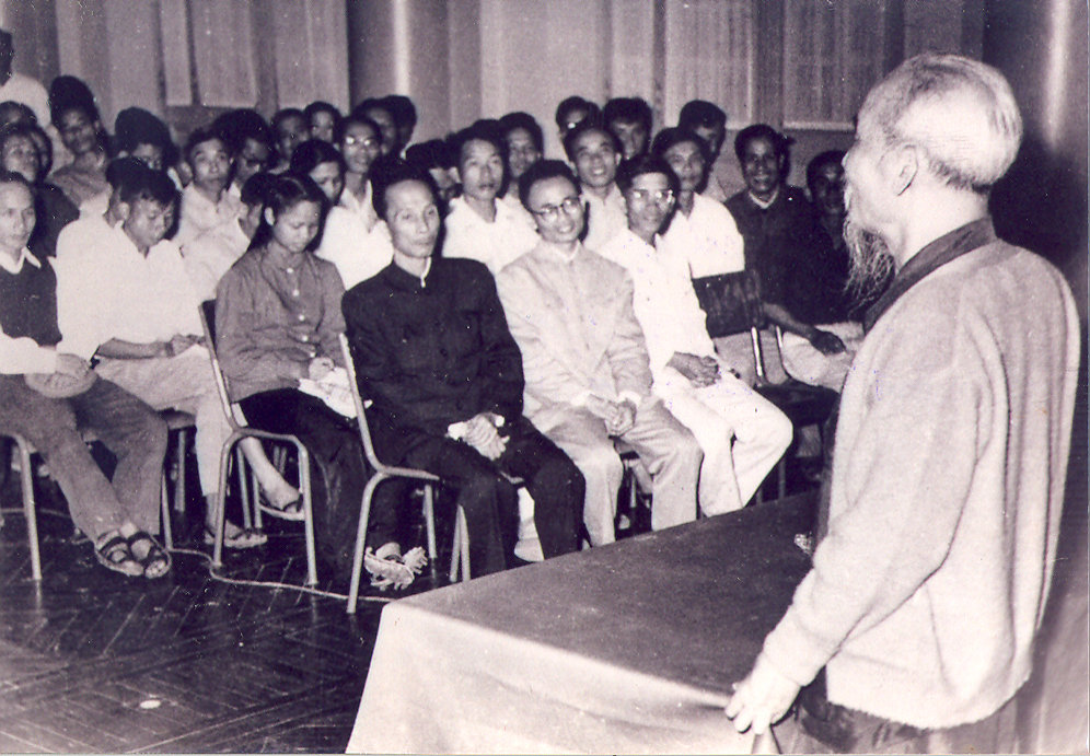 Chủ tịch Hồ Chí Minh nói chuyện với các giáo sư, cán bộ giảng dạy các trường đại học và trung học chuyên nghiệp (12-1958)_ Ảnh tư liệu