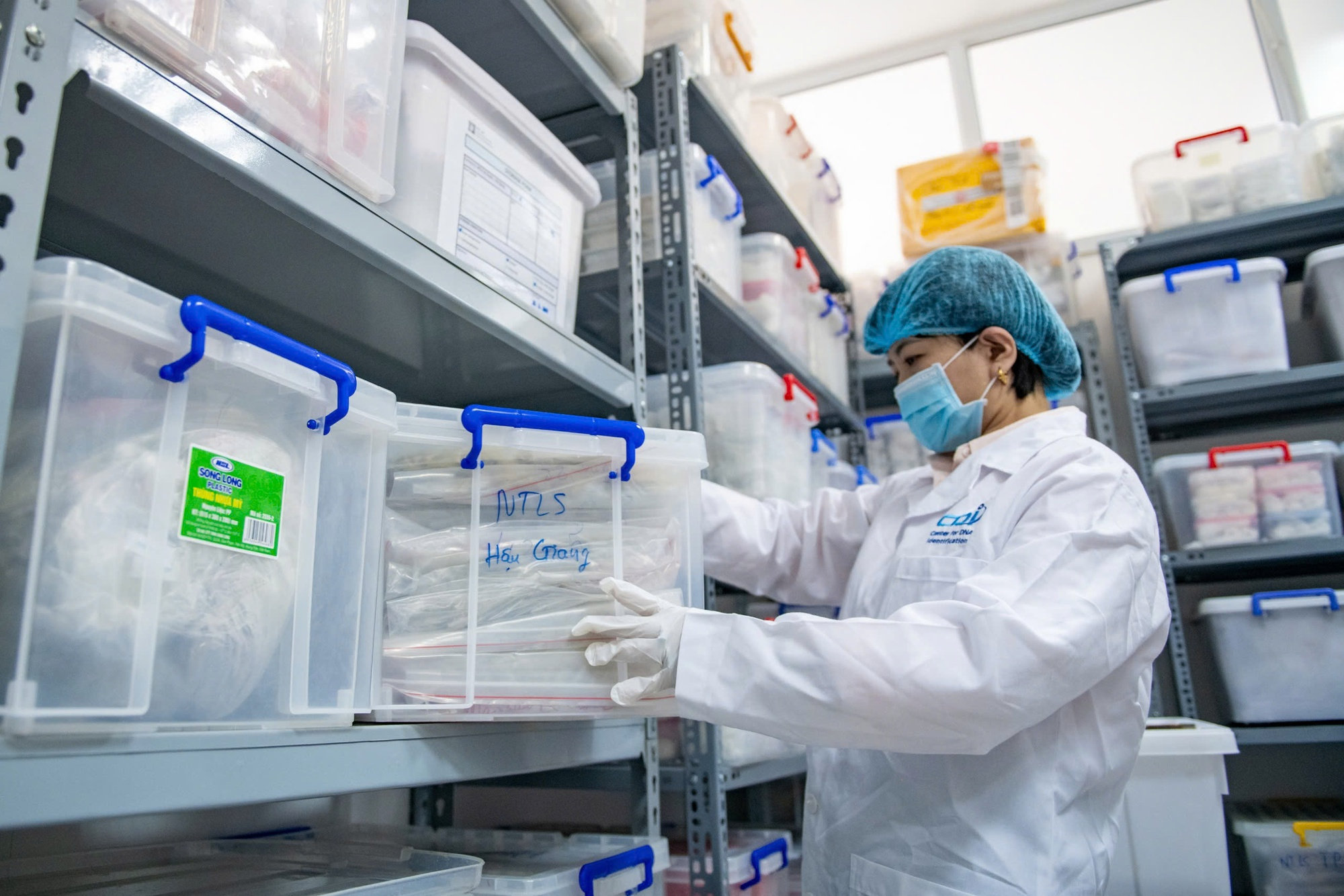 Bảo quản mẫu xương liệt sĩ tại Trung tâm Giám định ADN – Viện Sinh học (Viện Hàn lâm Khoa học và Công nghệ Việt Nam) - Ảnh VAST