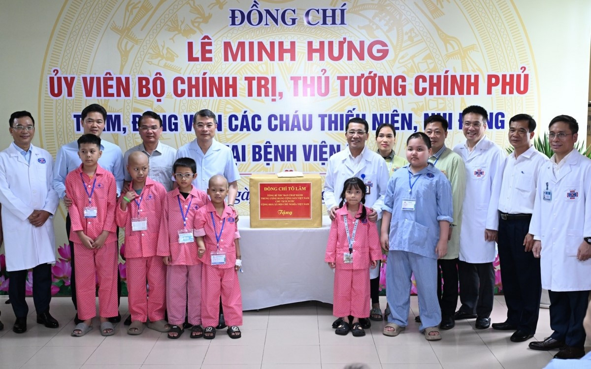 Thủ tướng Lê Minh Hưng thăm, tặng quà Trung thu cho bệnh nhi tại Bệnh viện K tân triều