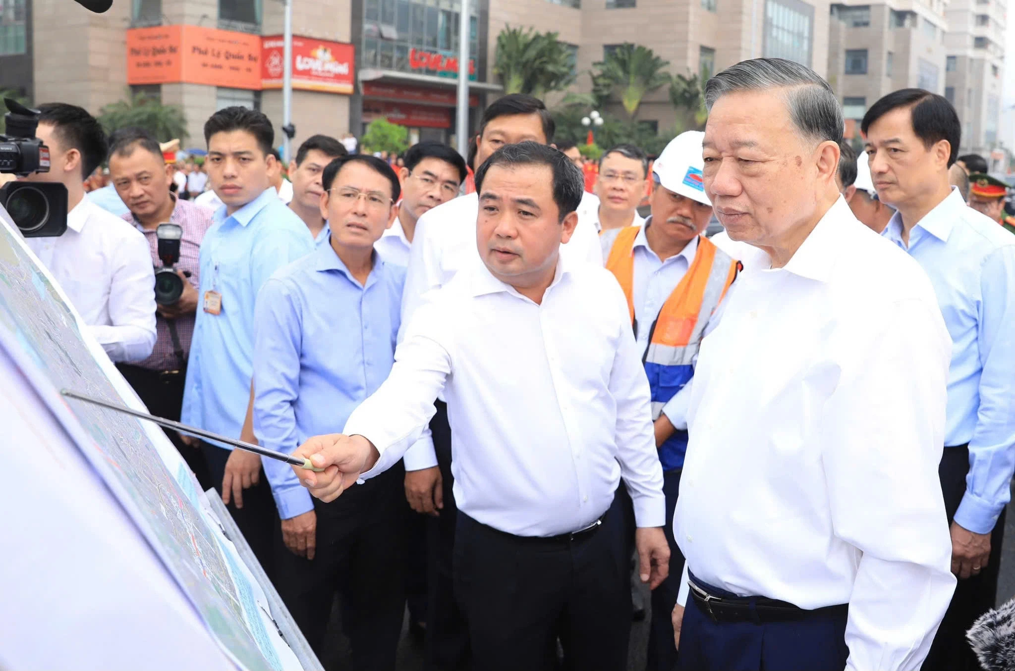 Tổng Bí thư, Chủ tịch nước Tô Lâm kiểm tra việc thực hiện dự án đường Vành đai 2,5 qua địa bàn phường Cầu Giấy. Ảnh: Quang Thái/Vnexpress
