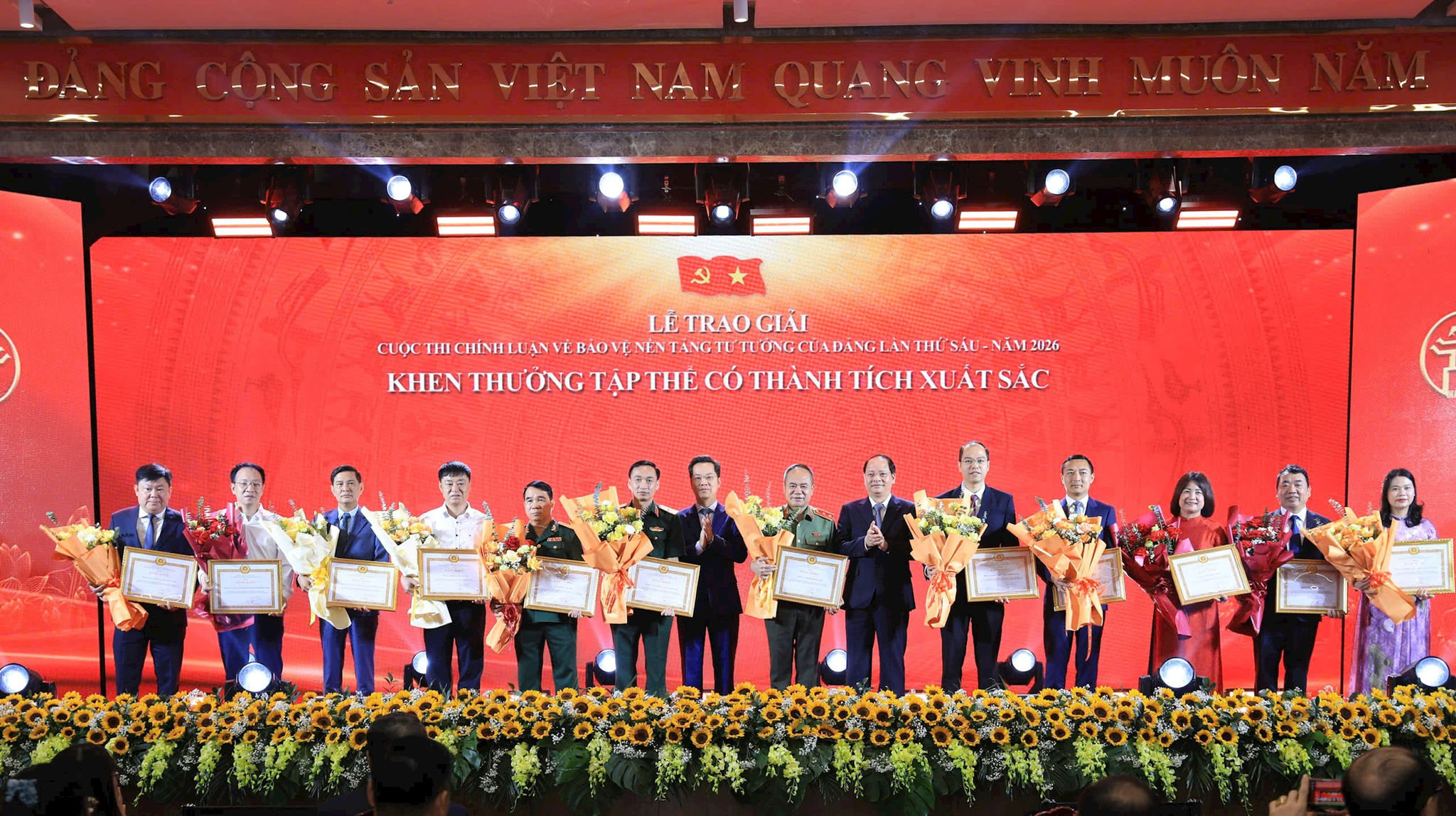 Thành ủy Hà Nội trao thưởng cho các tập thể có thành tích xuất sắc Cuộc thi chính luận bảo vệ nền tảng tư tươgnr của Đảng lần thớ 6