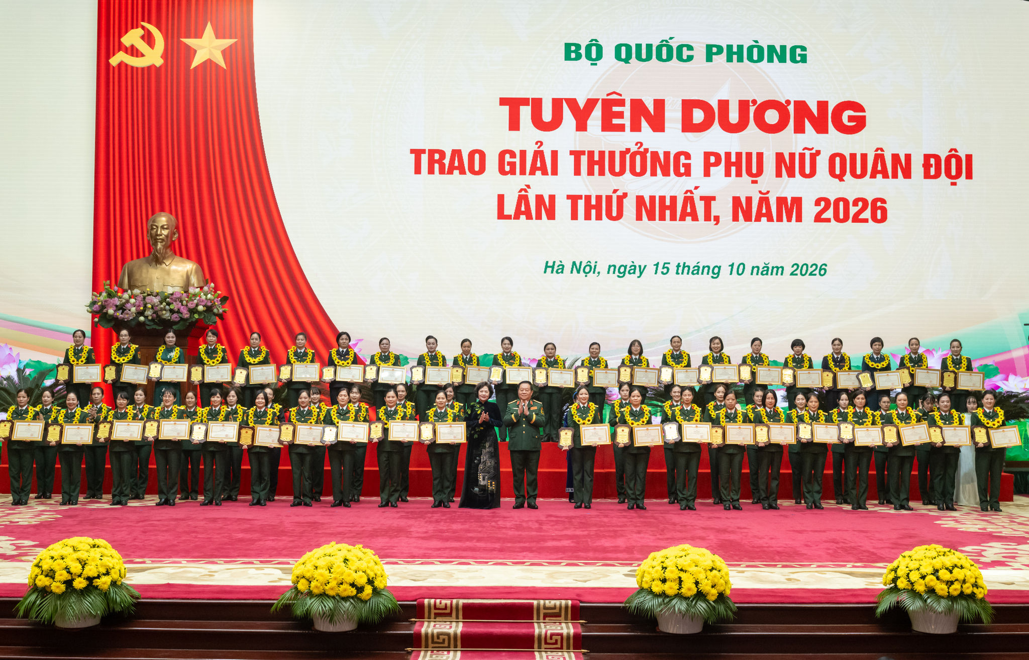Đại tướng Nguyễn Trọng Nghĩa - Ủy viên Bộ Chính trị, Bí thư Trung ương Đảng, Ủy viên Thường vụ Quân ủy Trung ương, Chủ nhiệm Tổng cục Chính trị Quân đội nhân dân Việt Nam và đồng chí Nguyễn Thị Hồng - Ủy viên Trung ương Đảng, Phó Chủ tịch Quốc - hội trao Bằng khen và biểu trưng giải thưởng cho các cá nhân_Ảnh: TT