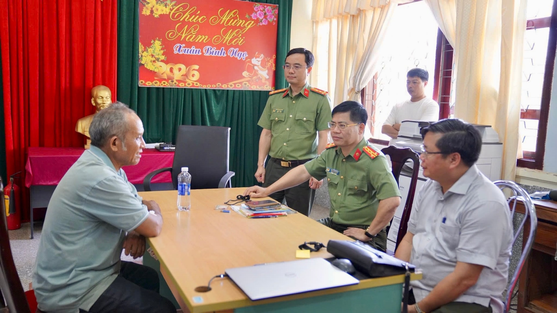 ao-vong-nha-nuoc-rieng-ton-giao-rieng-blung-hlau-va-cai-gia-phai-tra-ea42f0e939d64120b4cc7083a56a1d5c-914.jpg