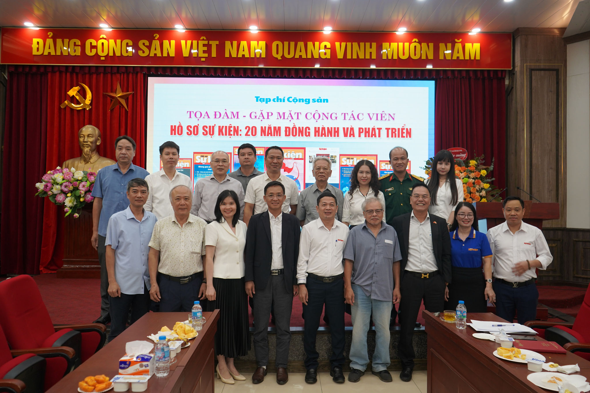 Các đại biểu chụp ảnh lưu niệm tại tọa đàm_Ảnh: Duy Phong