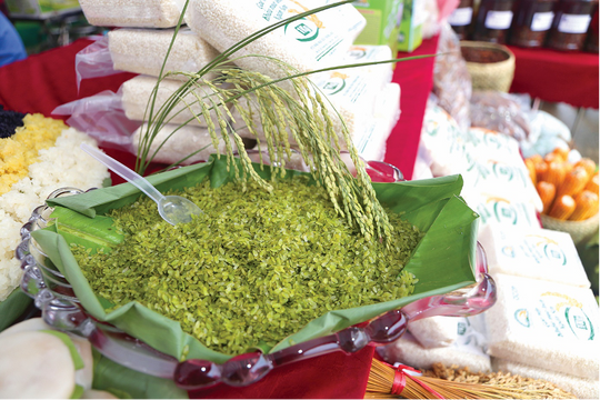 Cô gái Tày đưa cốm “Khẩu nua lếch” vươn xa