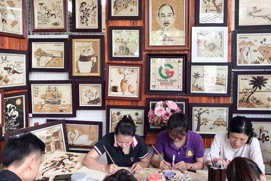 Chàng “họa sĩ” tranh gạo độc đáo
