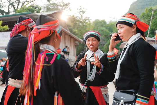 Độc đáo phiên chợ phong lưu Khâu Vai