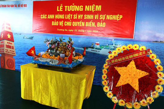 Lễ dâng hương tưởng niệm các anh hùng liệt sĩ hy sinh để bảo vệ biển đảo Trường Sa