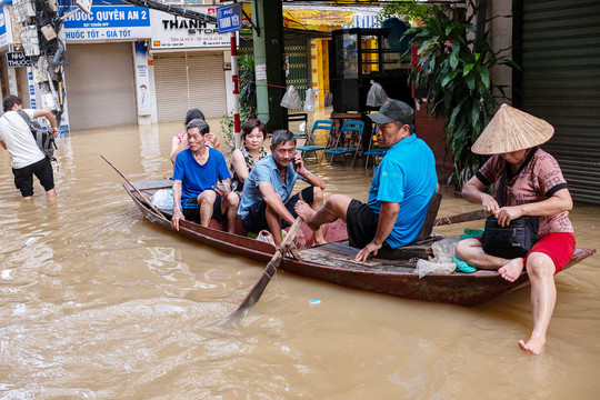 Người Hà Nội dọn nhà sau bão, lũ