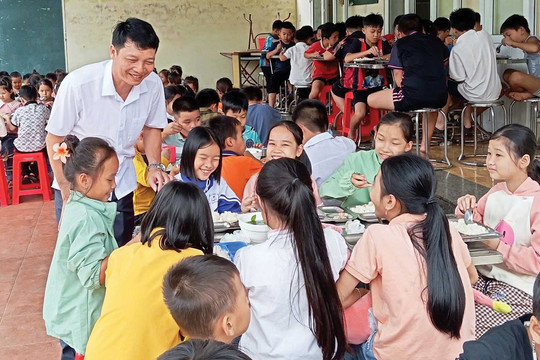 Thầy hiệu trưởng và “bữa cơm bán trú cho em”