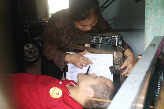 Chàng trai tật nguyền viết 7 cuốn sách bằng... miệng
