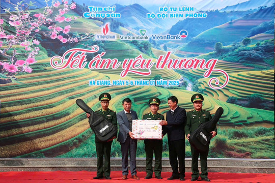 “Tết ấm yêu thương” trên các bản làng vùng biên cương huyện Mèo Vạc, tỉnh Hà Giang