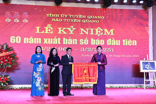 Báo Tuyên Quang kỷ niệm 60 năm ngày xuất bản số báo đầu tiên, đón nhận Cờ thi đua của Thủ tướng Chính phủ