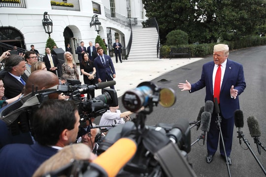 Phong cách ứng xử gây sốc của 2 nhà cựu lãnh đạo quốc gia