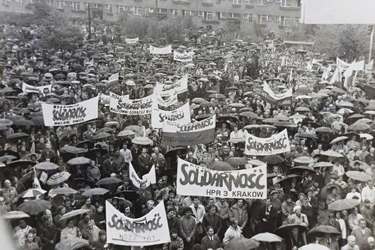 Nhìn lại Công đoàn Đoàn kết Ba Lan và bài học “ổ kiến hổng sụt toang đê vỡ”