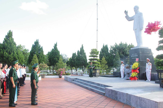 Những đảng viên bám đảo