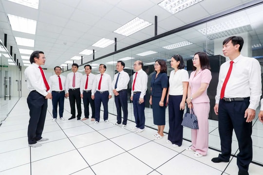 Đảng ủy Agribank gắn biển công trình chào mừng Đại hội đại biểu Đảng bộ Chính phủ lần thứ I, nhiệm kỳ 2025 - 2030