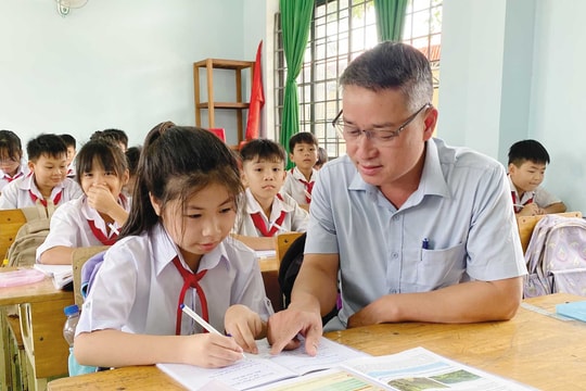 Thầy giáo người Mường thầm lặng gieo mầm tương lai nơi phên giậu