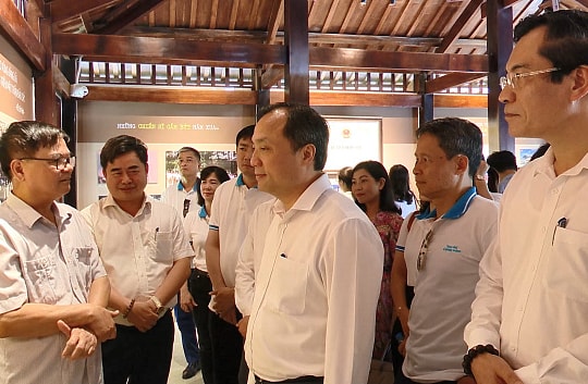 Đoàn đại biểu Tạp chí Cộng sản về nguồn tại Di tích Trường dạy làm báo Huỳnh Thúc Kháng