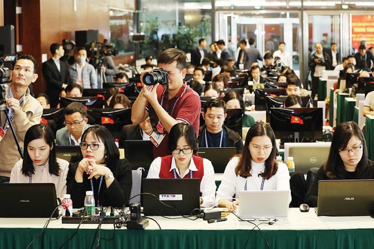 Từ cảnh giác đến chủ động định hướng dư luận xã hội