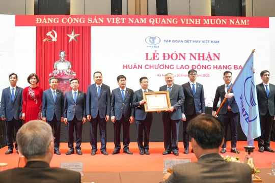 Vinatex đón nhận Huân chương Lao động hạng Ba, triển khai kế hoạch năm 2026