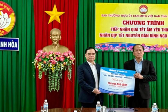 Tạp chí Cộng sản trao quà “Tết ấm yêu thương” tại tỉnh Khánh Hòa