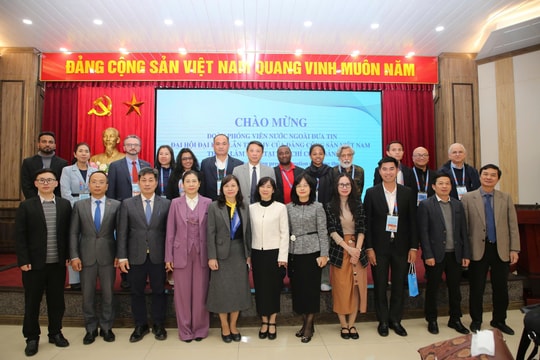 Tạp chí Cộng sản đón tiếp đoàn phóng viên quốc tế đưa tin về Đại hội lần thứ XIV của Đảng