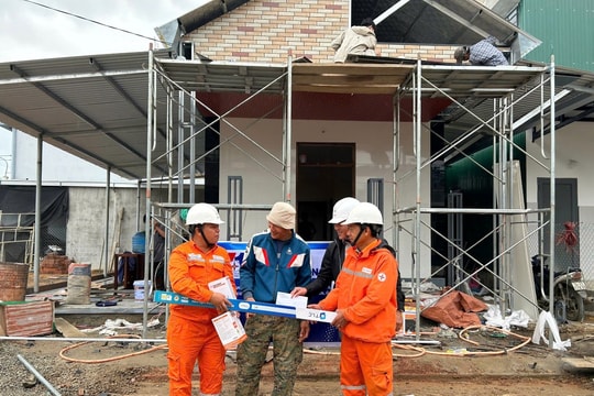 “Chiến dịch Quang Trung”: Khôi phục nhà đến đâu, điện có tới đó