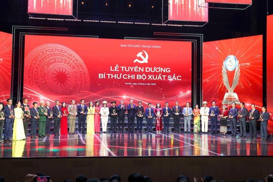 Tuyên dương Bí thư Chi bộ xuất sắc và trao Giải Búa liềm vàng lần thứ X - năm 2025