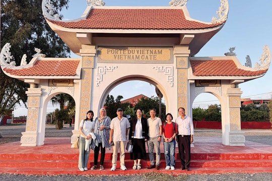 Từ “cánh cổng ký ức” đến nguồn lực văn hóa của đồng bào ở xa Tổ quốc