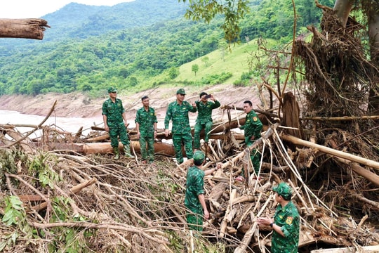 Nỗi đau dần qua dưới chân tháp cổ