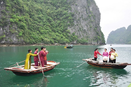 Hát chèo đường trên kỳ quan thế giới Vịnh Hạ Long