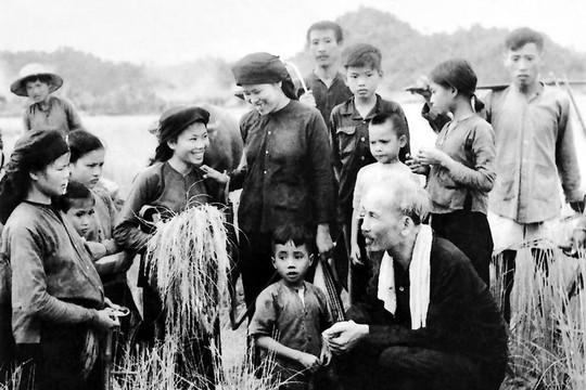 Kỷ niệm 136 năm Ngày sinh Chủ tịch Hồ Chí Minh (19-5-1890 - 19-5-2026): Nhân dân là gốc rễ của mọi thắng lợi!