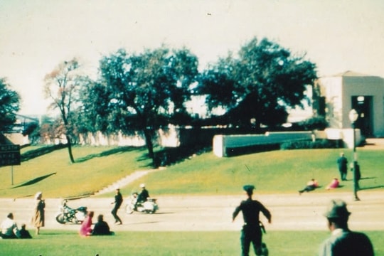 Giải mã những tài liệu mới nhất về vụ ám sát John F. Kennedy Kỳ 7: Những bóng ma trên đồi cỏ