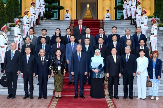 Cần đổi mới tư duy và tầm nhìn phát triển biển; hơn 1,2 triệu thí sinh hoàn thành kỳ thi tốt nghiệp trung học phổ thông...