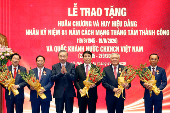 Trao tặng Huân chương và Huy hiệu Đảng cho các đồng chí nguyên lãnh đạo Đảng, Nhà nước nhân Kỷ niệm 81 năm Cách mạng Tháng Tám thành công