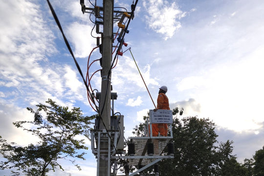 Điện lưới quốc gia về với 116 hộ dân vùng cao Điện Biên trước Tết Độc lập