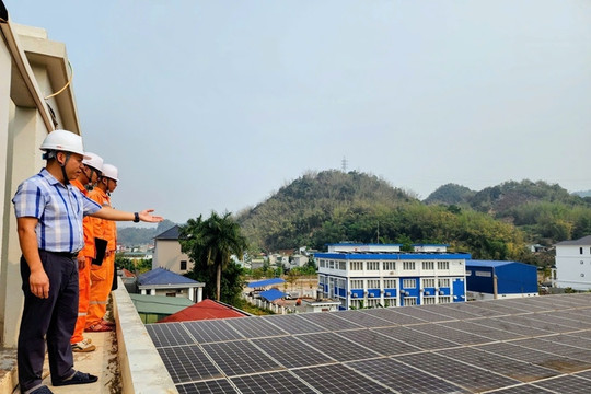 Người thợ điện Sơn La lan tỏa năng lượng xanh từ những mái nhà