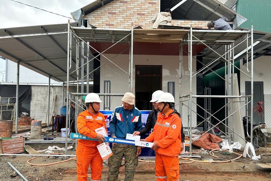 “Chiến dịch Quang Trung”: Khôi phục nhà đến đâu, điện có tới đó