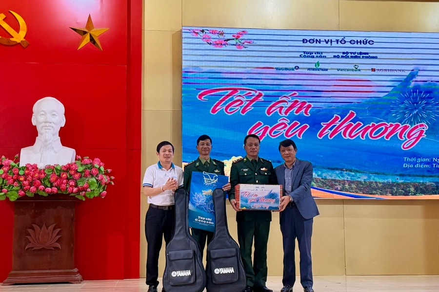 Lan tỏa “Tết ấm yêu thương” nơi biên cương Nghệ An
