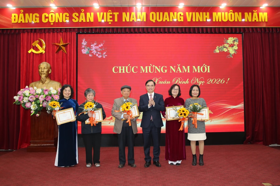 Gặp mặt các đồng chí nguyên lãnh đạo và cán bộ hưu trí Tạp chí Cộng sản nhân dịp Tết Nguyên đán Bính Ngọ 2026