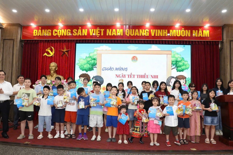 Tạp chí Cộng sản gặp mặt, tặng quà con cán bộ, viên chức, người lao động nhân Ngày Quốc tế thiếu nhi 1-6