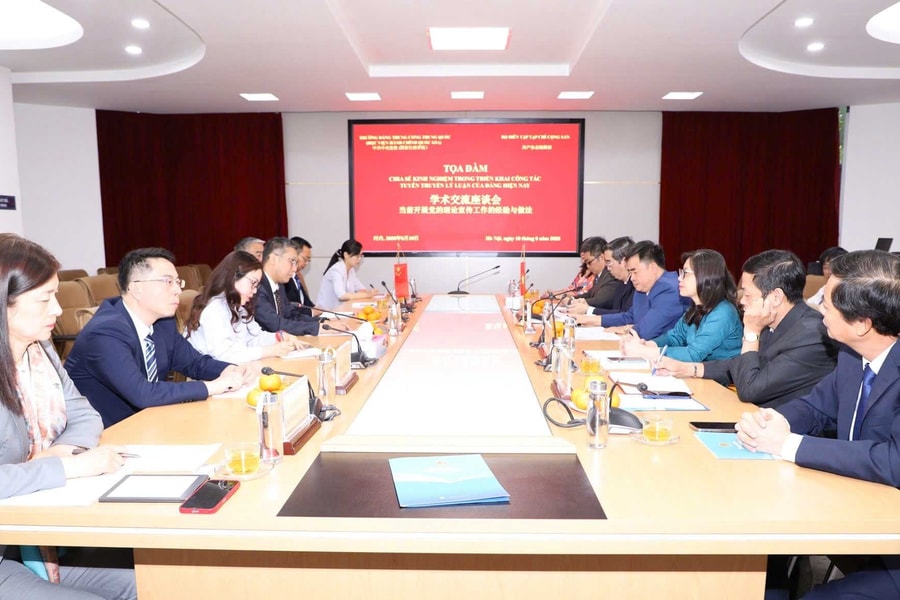 Tạp chí Cộng sản và Trường Đảng Trung ương Trung Quốc trao đổi kinh nghiệm về công tác tuyên truyền lý luận của Đảng