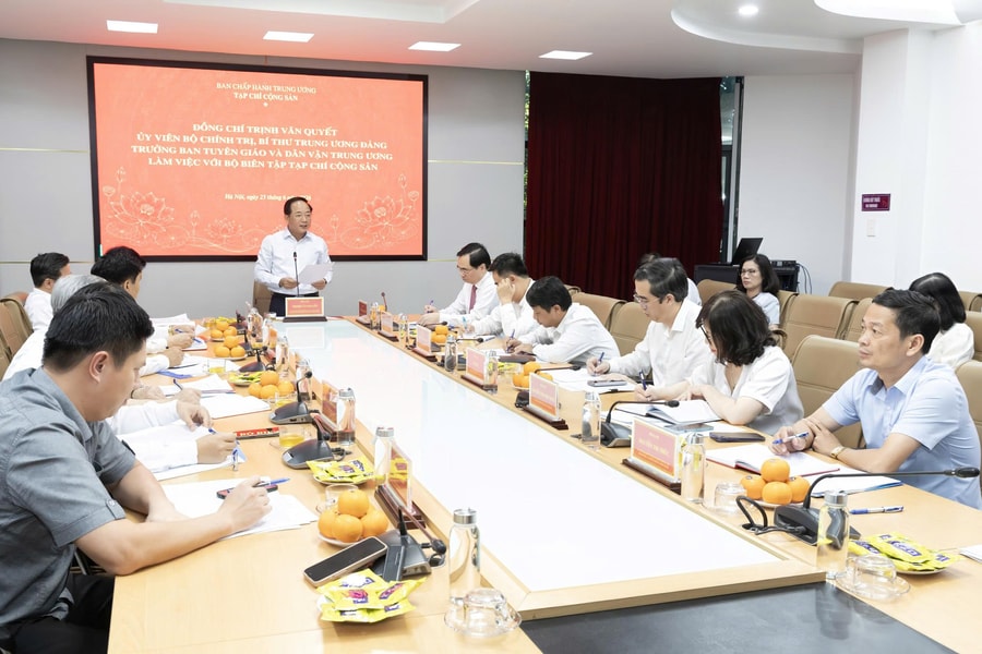 Đồng chí Trịnh Văn Quyết - Ủy viên Bộ Chính trị, Bí thư Trung ương Đảng, Trưởng Ban Tuyên giáo và Dân vận Trung ương - làm việc với Bộ Biên tập Tạp chí Cộng sản