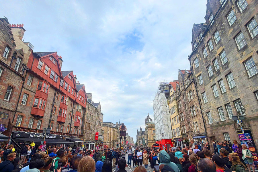 Tấp nập dưới chân lâu đài Edinburgh