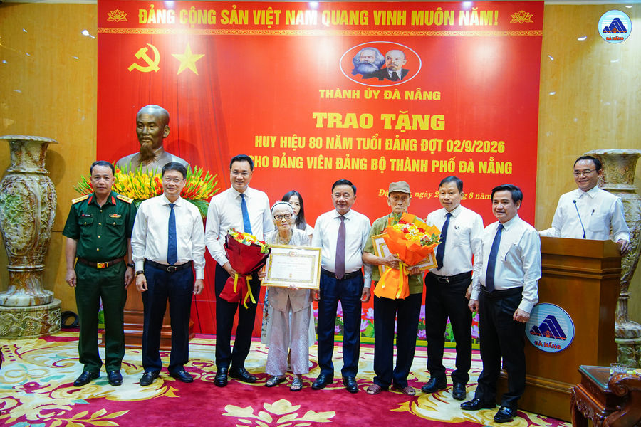 Thường trực Ban Bí thư Trần Cẩm Tú trao Huy hiệu 80 năm tuổi Đảng cho các đảng viên tại thành phố Đà Nẵng